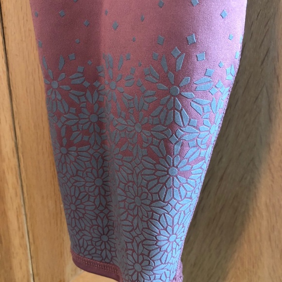 FABLETICS MID RISE ULTRACOOL REFLECTIVE LEGGING - Picture 4 of 9